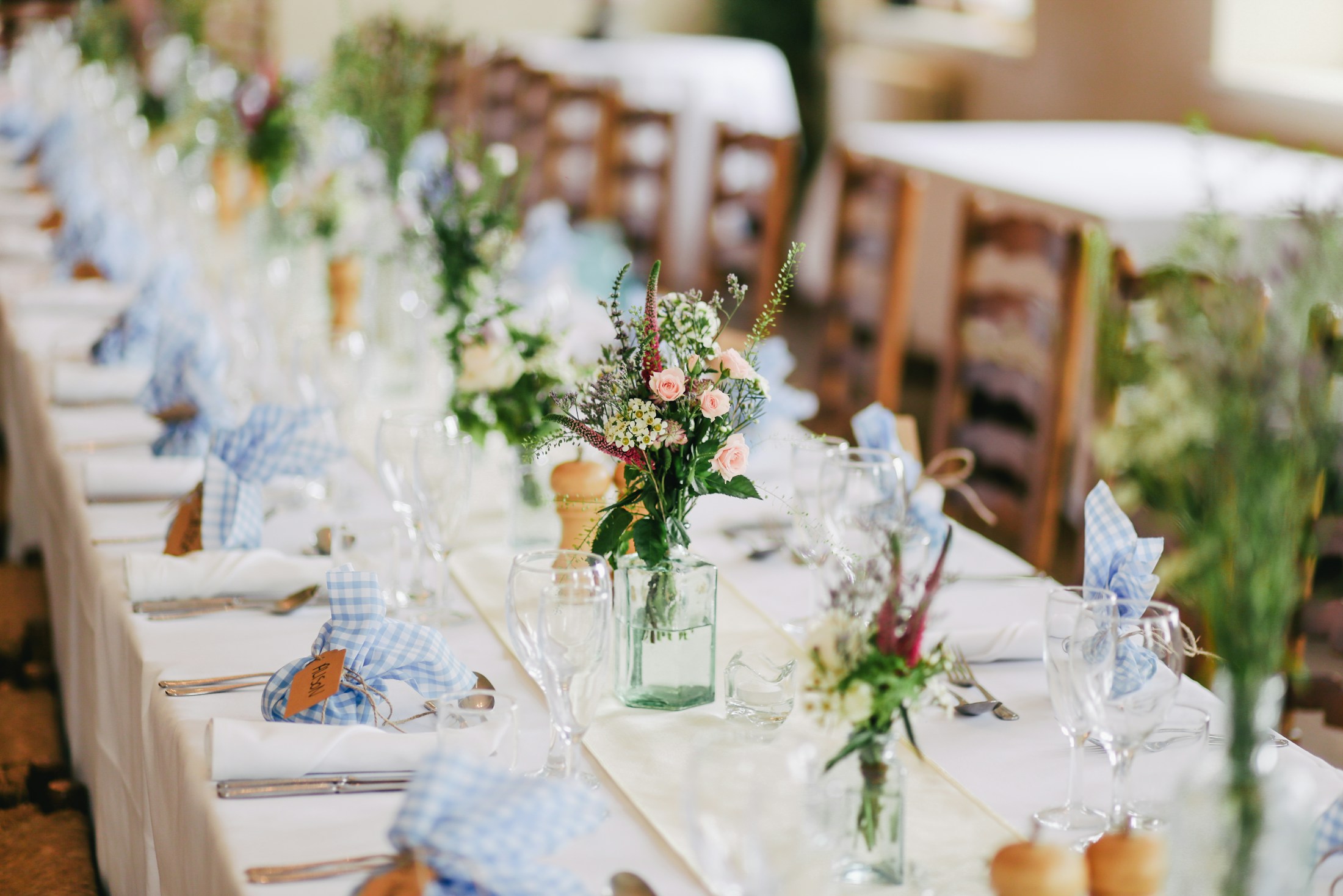 Mesa de casamento com flores e detalhes preparados com carinho